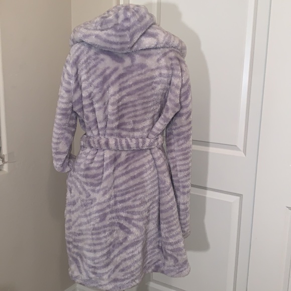 UGG NEW AARTI SIZE XL GORGEOUS LAVENDER AND WHITE ZEBRA PRINT SHERPA HOODED ROBE - Picture 6 of 13
